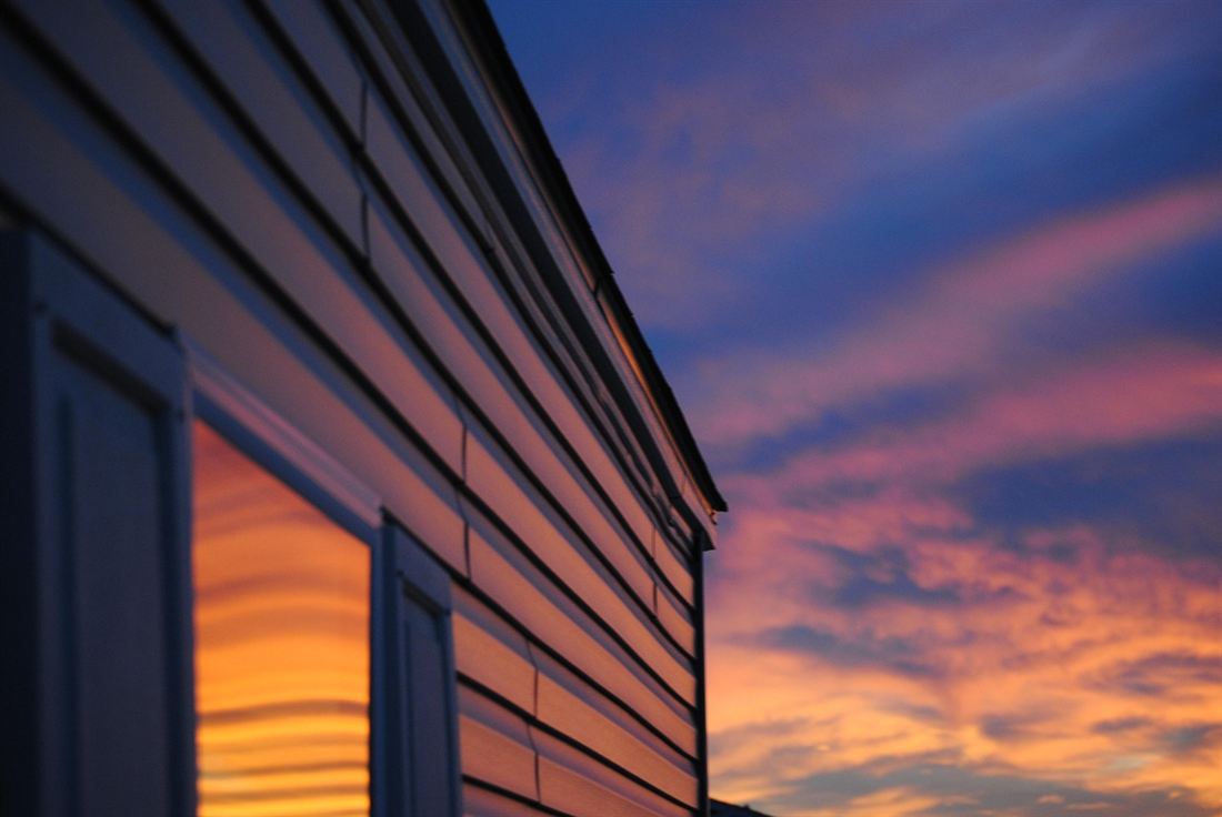 Vivienda unifamiliar con energía solar al atardecer