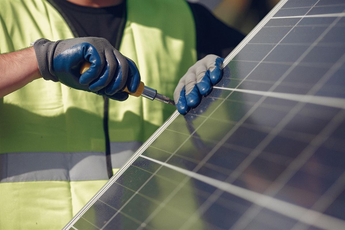 Instalador ajustando un panel solar durante el montaje