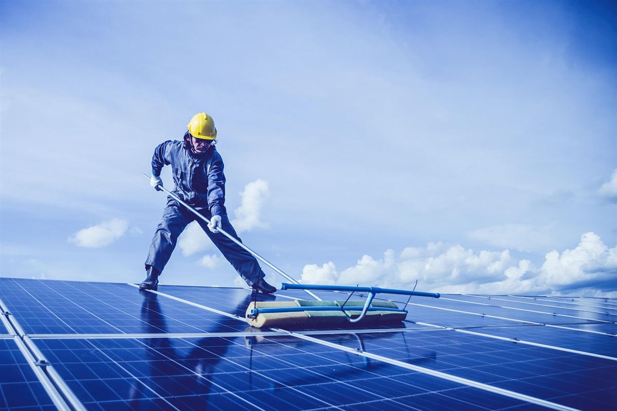 Técnico revisando una instalación solar en el tejado