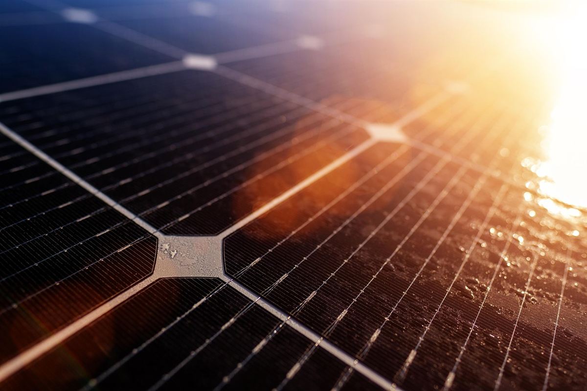 Primer plano de una célula solar de alta eficiencia